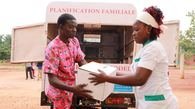  Un tricycle qui livre des produits contraceptifs dans une formation sanitaire béninoise