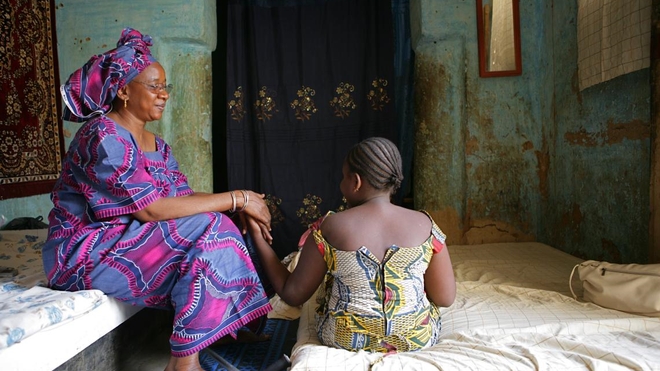 Sy Kadidia Toure, membre d’une ONG au Mali, conseille une jeune fille souffrant de complications graves après avoir été excisée