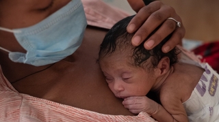 La méthode kangourou plus efficace que la couveuse pour les bébés prématurés