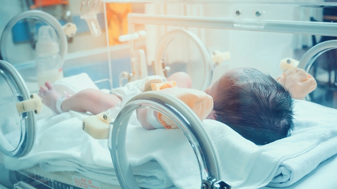 Un bébé dans une couveuse