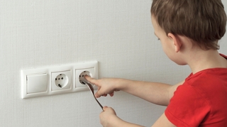 Mon enfant s'est électrocuté, dois-je l'emmener à l'hôpital ? 