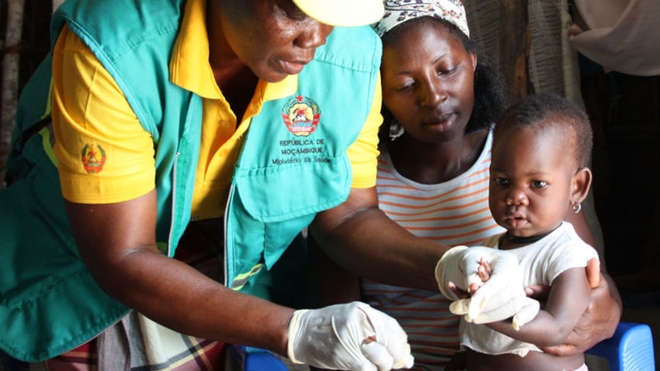 Un enfant et sa mère bénéficient d’un test de dépistage du paludisme au Mozambique