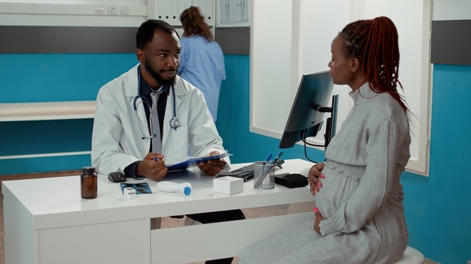 Une femme enceinte en consultation