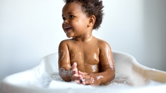 À partir de quel âge laisser son enfant prendre son bain seul ?