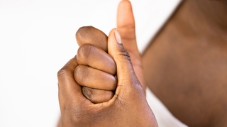 Je craque tout le temps mes doigts, est-ce un risque d'arthrite ? 