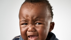 Que faire quand un enfant se coince un doigt dans une porte ?