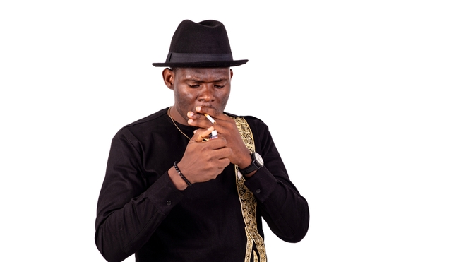 Un homme qui s'apprête à allumer sa cigarette