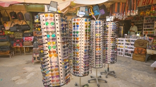 Les lunettes vendues dans les rues de Douala peuvent être dangereuses