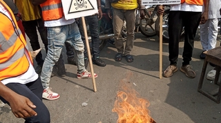 Interdit en 2023, le whisky en sachet est toujours très prisé au Cameroun 