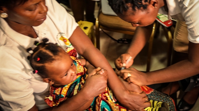 Une jeune fille ghanéenne qui reçoit une dose du RTS,S