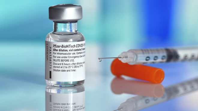 Seringue remplie d'une dose de vaccin anti-Covid de Pfizer/BioNTech