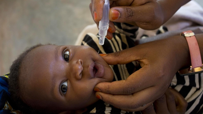 Un enfant reçoit un vaccin contre la poliomyélite au Burundi