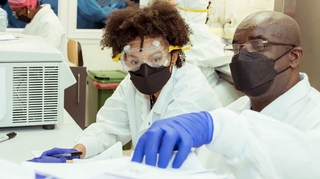Comment on tente de contenir l'épidémie du virus de Marburg 