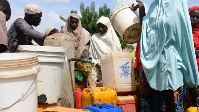 Des familles font la queue pour puiser de l'eau au camp de réfugiés de Minawao, au nord du Cameroun