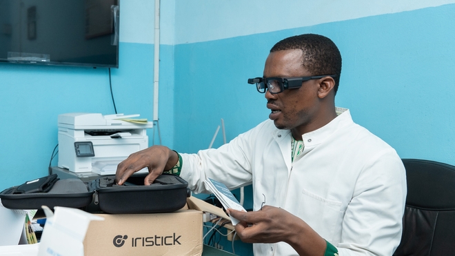 Au Mali, un agent de santé communautaire a été équipé de lunettes intelligentes pour lui permettre de faire des téléconsultations