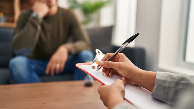 Une professionnelle de la santé mentale écoute un patient