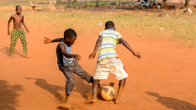 Au Bénin, des enfants jouent une partie de football