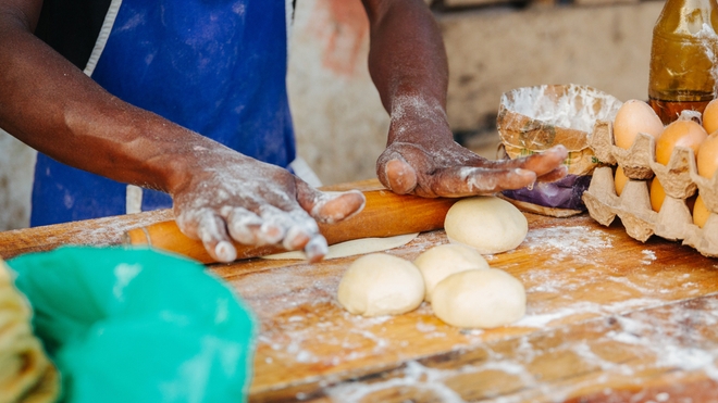 Un homme fait sa pâte à pain