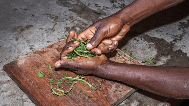 Une femme prépare un traitement à base de plantes