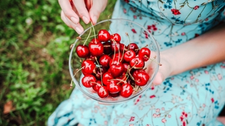 Boire de l'eau après avoir mangé des cerises provoque-t-il vraiment des maux de ventre ?
