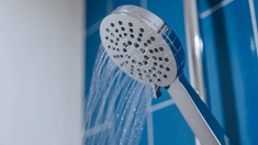 Uriner sous la douche : bonne ou mauvaise idée ?