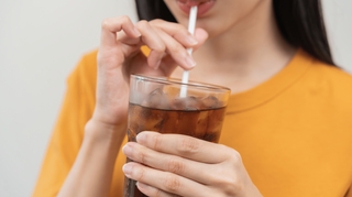 Voici pourquoi il vaut mieux boire ces quatre boissons à la paille