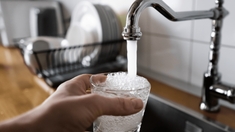 Eau du robinet ou eau en bouteille : quelle est la meilleure pour la santé ?