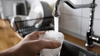 Eau du robinet ou eau en bouteille : quelle est la meilleure pour la santé ?