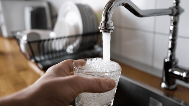 Eau du robinet ou eau en bouteille : quelle est la meilleure pour la santé ?