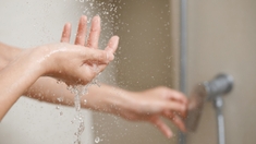 Quelle partie du corps faut-il laver en premier sous la douche ?