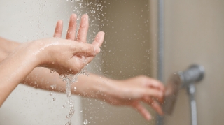 Quelle partie du corps faut-il laver en premier sous la douche ?