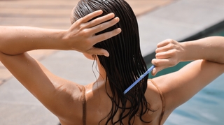 Eau de mer, chlore et soleil... comment protéger nos cheveux en été ?