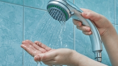 Douche froide ou chaude : c'est quoi le mieux pour la santé ?