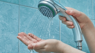 Douche froide ou chaude : c'est quoi le mieux pour la santé ?