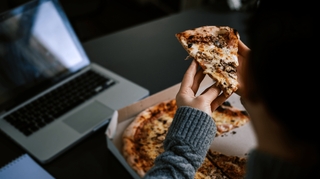 Est-ce que manger tard fait grossir ?