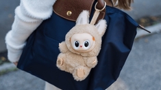 Tétines, peluches, Labubu : pourquoi les adultes s'y remettent ?