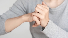 Faire craquer ses doigts est-il mauvais pour la santé ?