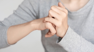 Faire craquer ses doigts est-il mauvais pour la santé ?