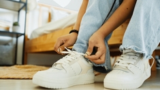 Ce que l'on risque vraiment à marcher en chaussures chez soi