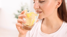 Est-ce vraiment bon pour la santé de boire une tasse d'eau au citron le matin ?