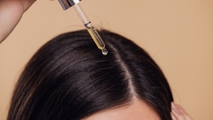 Huile essentielle de romarin, huile de ricin... peut-on les utiliser sans risque sur les cheveux ?