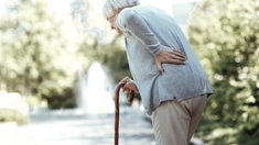 Comment expliquer la camptocormie : la maladie du dos courbé ?