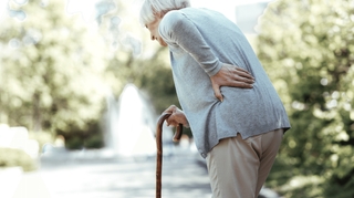 Comment expliquer la camptocormie : la maladie du dos courbé ?