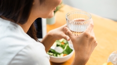 Est-il mauvais de boire de l'eau pendant les repas ?