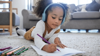 Écouteurs ou casque, quel est le mieux pour les enfants ?