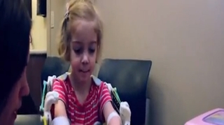 Une enfant retrouve l'usage de ses bras grâce à une imprimante 3D