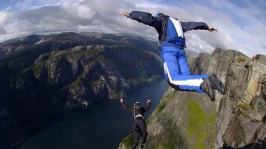 Le base jump... un saut dans le vide au péril de sa vie