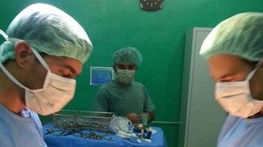 Photo de Muhammad Abyad (à gauche) au bloc opératoire, publiée sur un réseau social le 18 juillet 2013