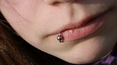 Nez, langue, nombril... quels sont les risques du piercing ?