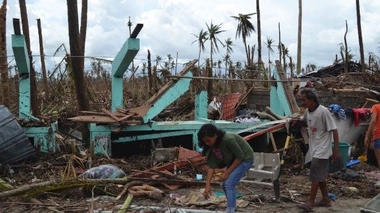 Une maison détruite à la périphérie de Tacloban, sur l'île de Leyte. Cette région a été la plus touchée par le typhon. (cc-by Trocaire)